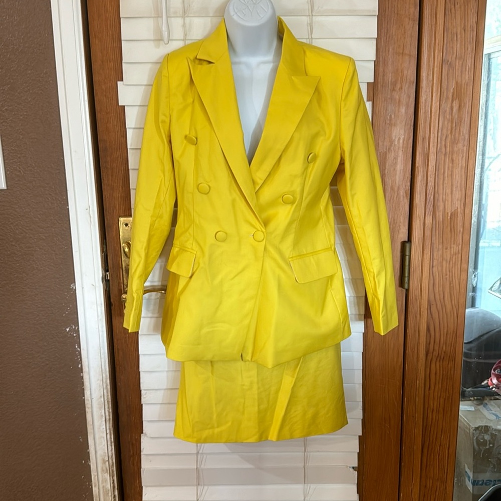 Size 8 Yellow Lined Suit